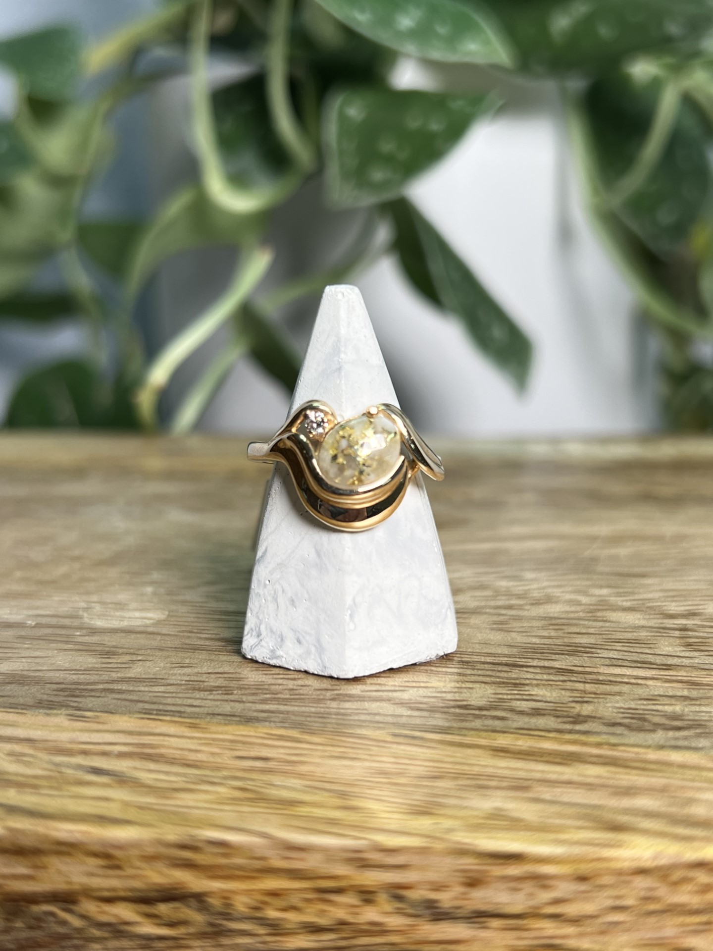Gold in Quartz with a Diamond Ring – Lady RL1137DQ