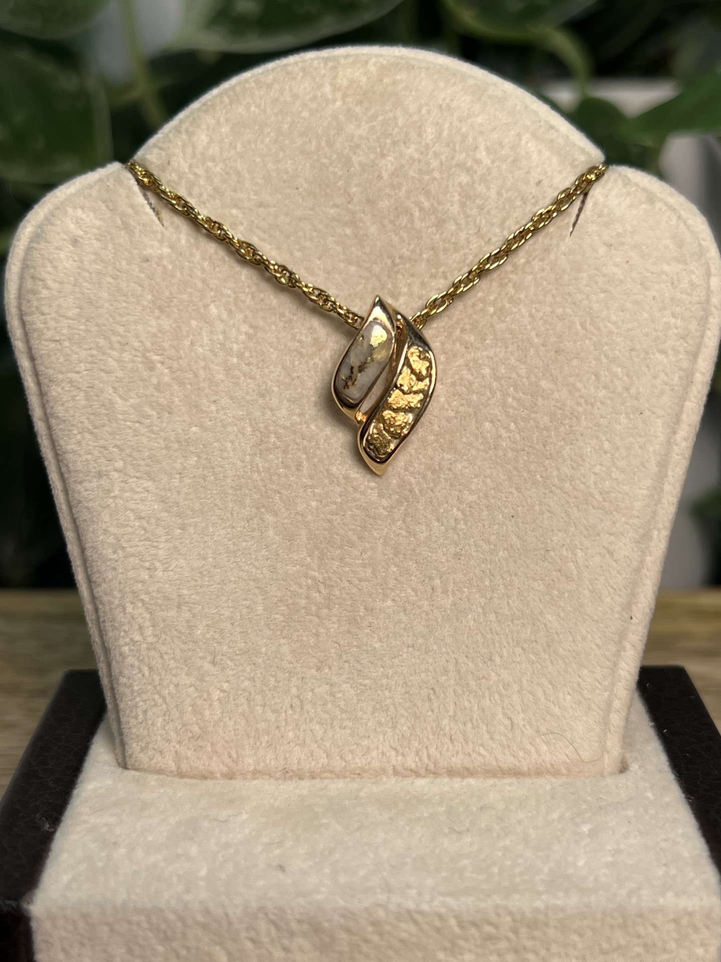 Gold in Quartz with Nuggets Slide Pendant – PNS45NQX