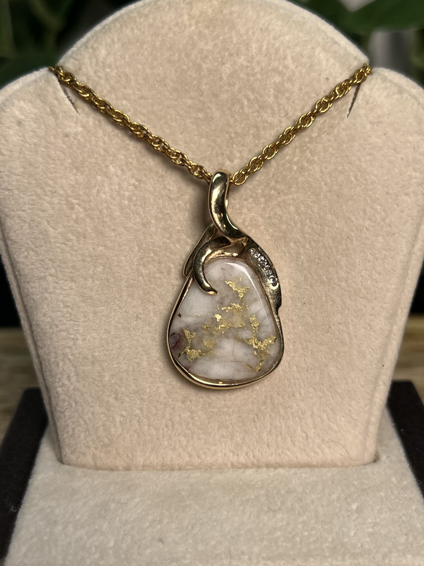 Gold in Quartz with Diamonds Pendant – P1KN850DQX