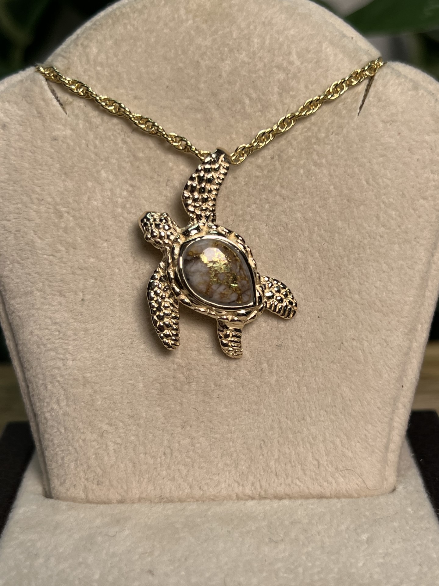 Gold in Quartz Sea Turtle Pendant – PTUR1QX