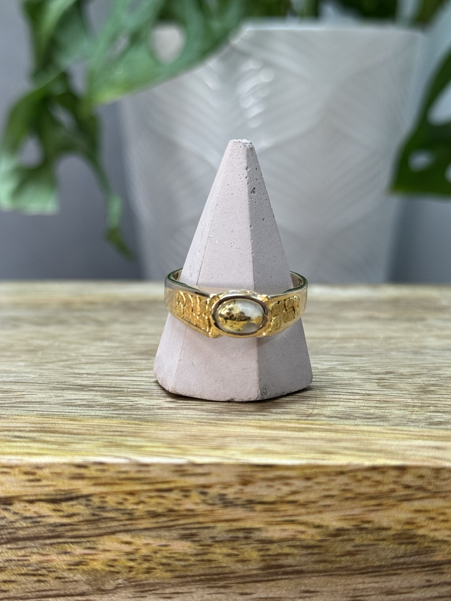 Natural Gold in Quartz Ring – Man’s RM73Q